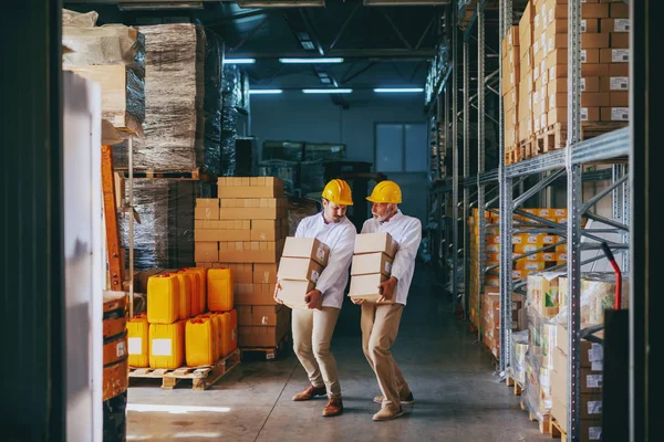 Dois Trabalhadores Colarinho Azul Uniformes Brancos Com Capacetes Amarelos Nas — Fotografia de Stock