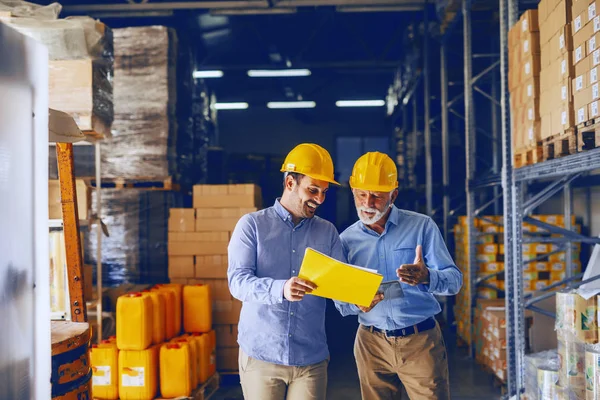 Två Affärspartners Formell Förslitning Och Med Skyddande Gula Hjälmar Huvudena — Stockfoto