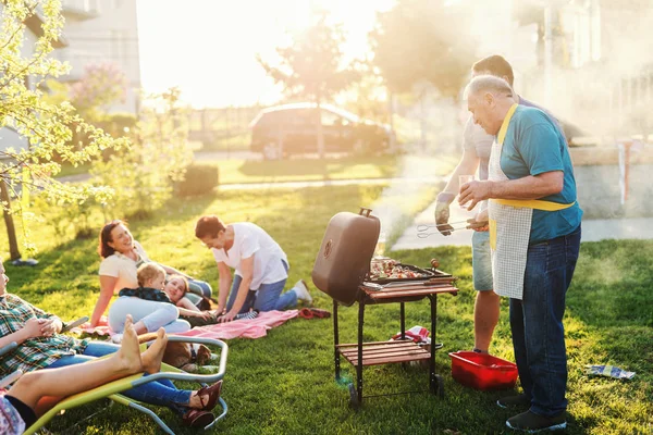 Családi Élvező Napsütéses Nyári Napon Fiú Apa Grillezés Húst Zöldséget — Stock Fotó