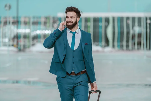 Νέα Προοπτική Χαμογελαστός Καυκάσιος Επιχειρηματίας Επίσημη Φθορά Μιλώντας Στο Τηλέφωνο — Φωτογραφία Αρχείου
