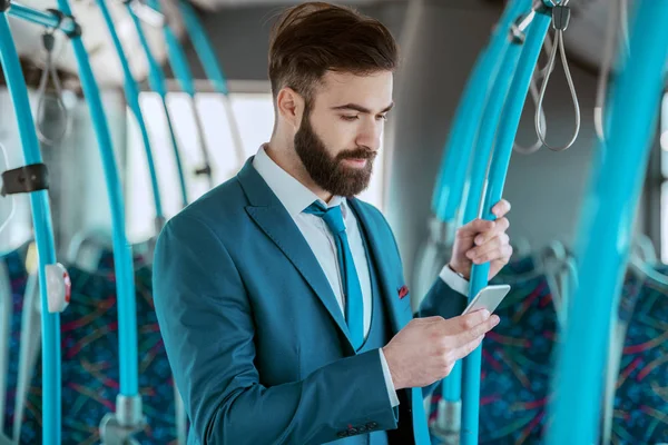 Ung Attraktiv Forretningsmann Blå Dress Som Står Kollektivtransport Bruker Smarttelefon – stockfoto