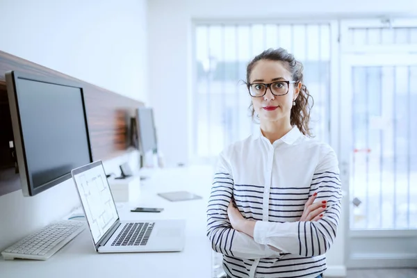 Ernstige Kaukasische Brunette Met Krullend Haar Paardenstaart Gekleed Casual Staande — Stockfoto