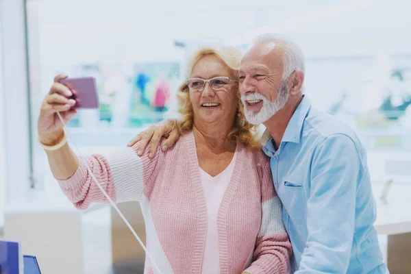 Adorável Sorrindo Casal Sênior Caucasiano Levando Selfie Loja Tecnologia — Fotografia de Stock