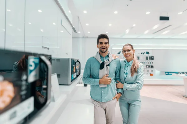 Glückliches Multikulturelles Paar Elegantem Outfit Posiert Tech Store — Stockfoto