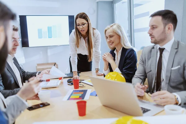 Grupo Arquitectos Exitosos Sentados Sala Juntas Discutiendo Sobre Nuevo Proyecto — Foto de Stock