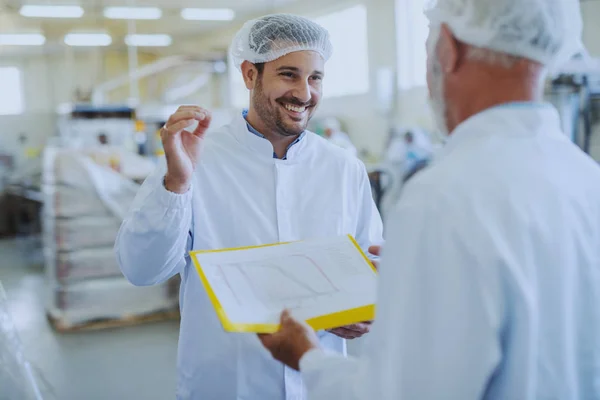 Young Smiling Food Plant Employee Talking His Supervisor Quality Food — ストック写真