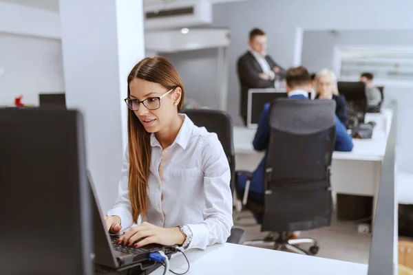 Toegewijde Zeer Gemotiveerde Zakenvrouw Die Werkplek Zit Gebruikt Hands Toetsenbord — Stockfoto