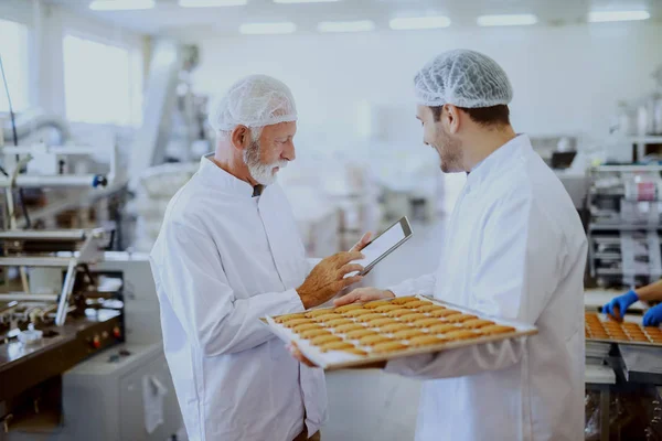 Young Employee Sterile White Uniform Standing Tray Cookies Food Plant — Stock Photo, Image