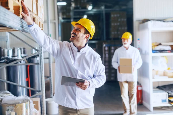 Junge Lächelnde Kaukasische Lagerarbeiter Weißer Uniform Und Gelbem Helm Auf — Stockfoto