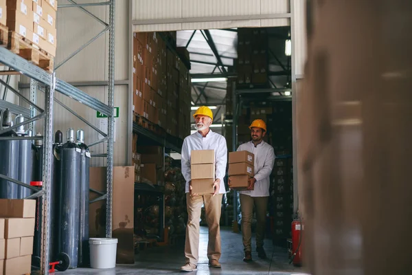 Dois Trabalhadores Colarinho Azul Uniformes Brancos Com Capacetes Amarelos Nas — Fotografia de Stock