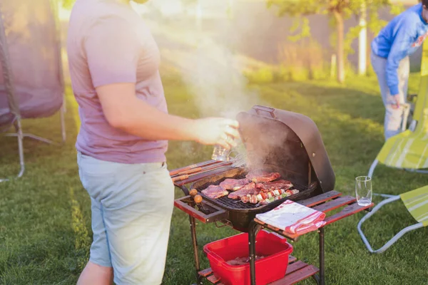 Imagem Homem Fazendo Churrasco Seu Quintal — Fotografia de Stock