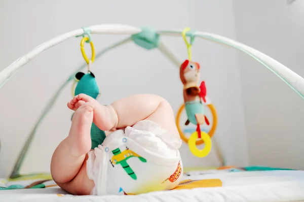 Saudável Menino Seis Meses Rolando Berço Brincando Com Brinquedos Conceito — Fotografia de Stock