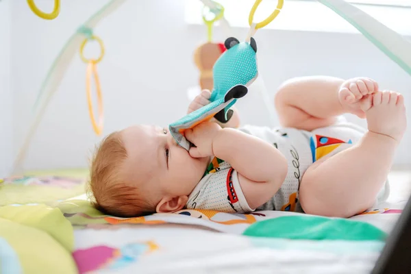Uroczy Sześciomiesięczny Chłopiec Leżący Łóżku Bawiący Się Zabawkami Koncepcja Zdrowego — Zdjęcie stockowe