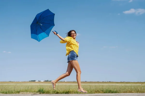 Allegro Ragazza Caucasica Adolescente Camicetta Gialla Pantaloncini Jeans Con Gli — Foto Stock