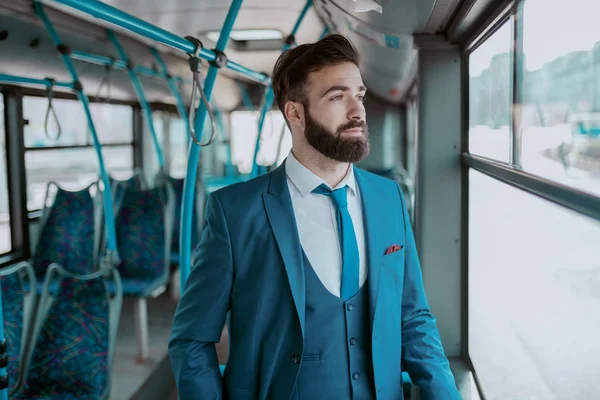 Joven Empresario Barbudo Reflexivo Traje Azul Pie Transporte Público Mirando — Foto de Stock