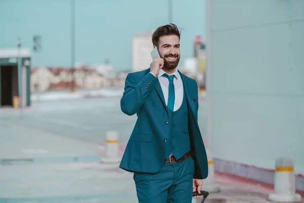 Молода Перспектива Посміхаючись Бородатий Кавказький Бізнесмен Офіційному Носити Говорити Телефону — стокове фото