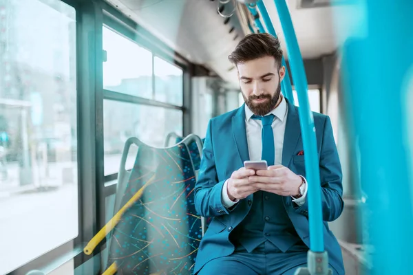 Unga Attraktiva Allvarliga Kaukasiska Skäggiga Affärsman Blå Kostym Sitter Buss — Stockfoto