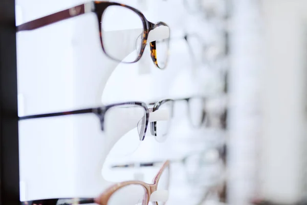 Imagem Muitos Óculos Diferentes Rack — Fotografia de Stock