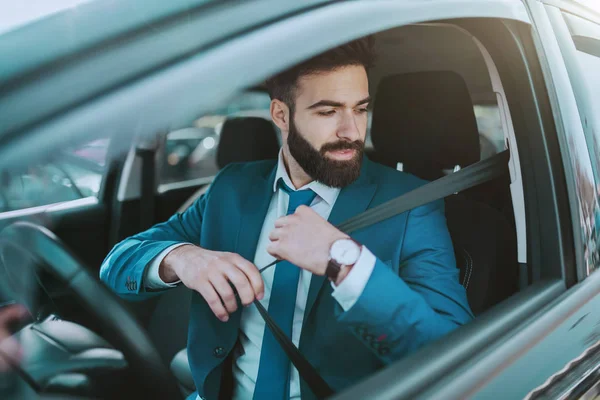 Jovem Atraente Empresário Responsável Fixando Cinto Segurança Enquanto Sentado Seu — Fotografia de Stock