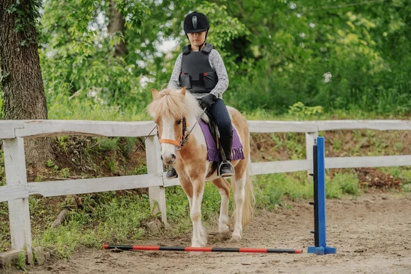 Joven Chica Caucásica Juguetona Con Casco Chaleco Protector Montar Caballo — Foto de Stock