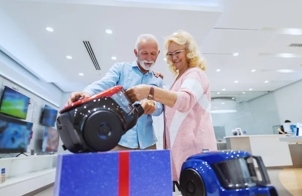 Sevimli Kafkas Yaşlı Çift Evleri Için Yeni Elektrik Süpürgesi Seçerek — Stok fotoğraf