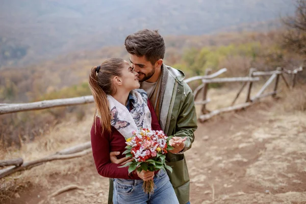 Alegre Linda Pareja Multicultural Vestida Casual Pie Naturaleza Abrazos Mujer —  Fotos de Stock