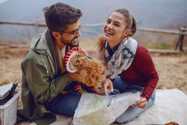 Joven Linda Pareja Multicultural Amor Sentado Manta Mirando Mapa Picnic —  Fotos de Stock