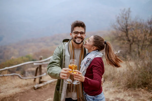 Joven Pareja Multicultural Alegre Vestida Abrazo Casual Pie Naturaleza Otoño —  Fotos de Stock