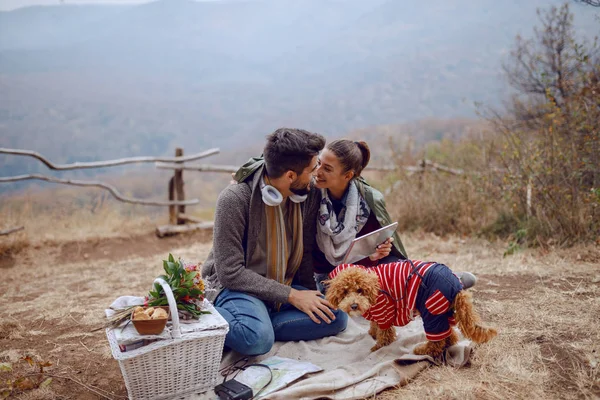 Hermosa Pareja Multicultural Sonriente Enamorada Sentada Una Manta Picnic Otoño —  Fotos de Stock