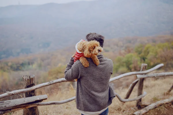 Atractivo Hombre Raza Mixta Sosteniendo Perro Cariñoso Mientras Está Pie — Foto de Stock