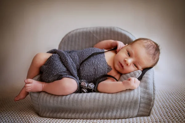 Longitud Completa Lindo Niño Recién Nacido Envuelto Bufanda Gris Con —  Fotos de Stock