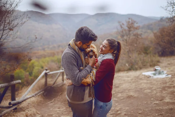 Casal Multicultural Bonito Amor Clareira Outono Abraçando Com Seu Cão — Fotografia de Stock