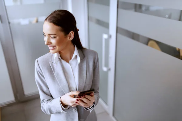 Resmi Giyim Muhteşem Kadını Ofisinin Önünde Duran Akıllı Telefon Kullanarak — Stok fotoğraf