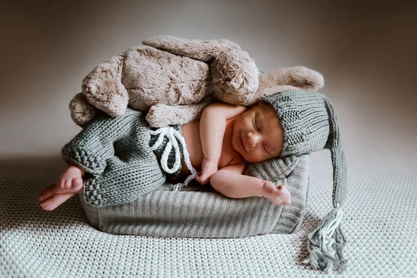 Full Length Adorable Newborn Boy Dressed Knitted Pants Knitted Cap — ストック写真