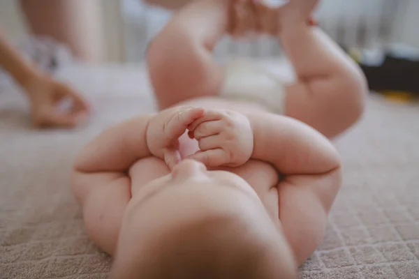 Menino Meses Deitado Cama Fralda Bebê Colocando Dedos Boca Foco — Fotografia de Stock