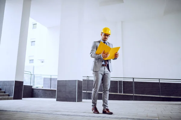 Arquiteto Trabalhador Com Capacete Protetor Amarelo Sua Cabeça Seu Terno — Fotografia de Stock