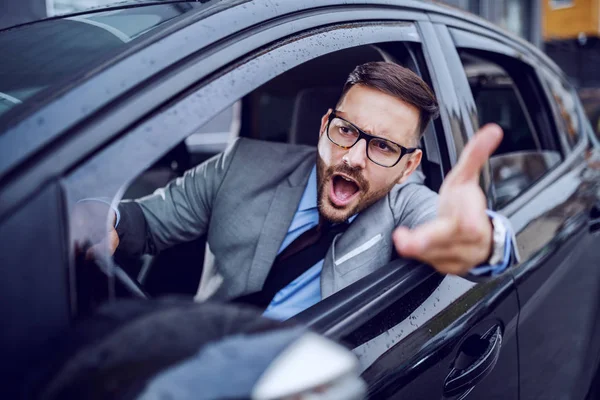 Homem Vestido Afiado Encontrando Pego Uma Hora Ponta Lentamente Sucumbindo — Fotografia de Stock