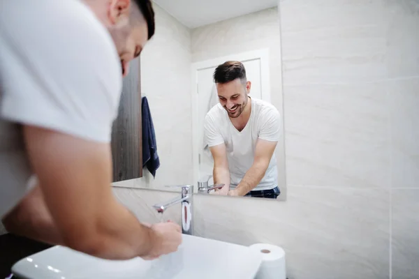 Knappe Kaukasische Man Pyjama Wassen Zijn Gezicht Wastafel Ochtend Badkamer — Stockfoto