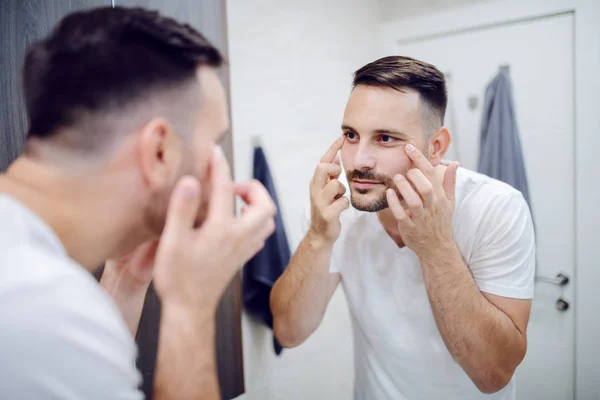 Cermin Refleksi Dari Pria Kaukasia Yang Tampan Memeriksa Kerutannya Bawah — Stok Foto