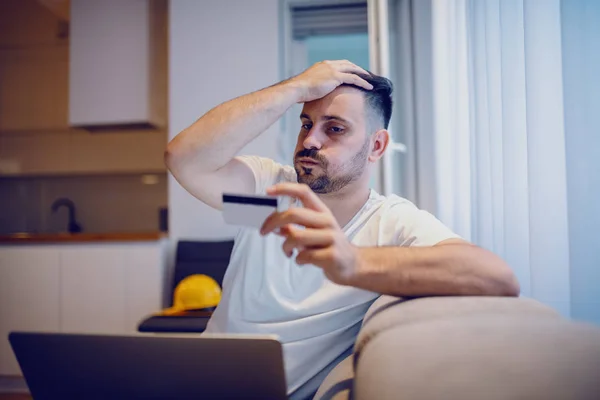 Hombre Guapo Caucásico Frustrado Pijama Sentado Sala Estar Con Computadora —  Fotos de Stock