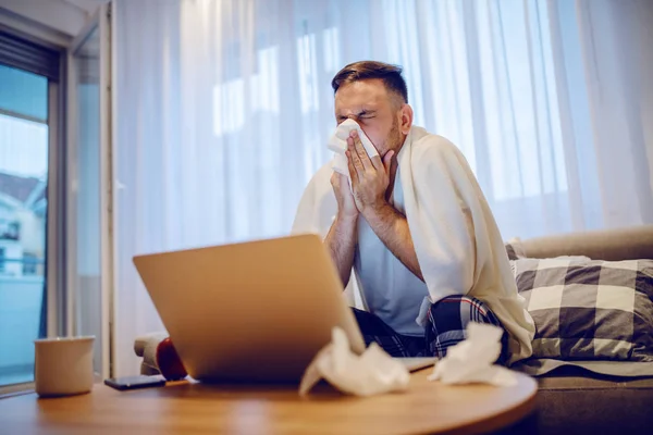 Ill Dipendente Caucasico Pigiama Seduto Sul Divano Soggiorno Coperto Coperta — Foto Stock