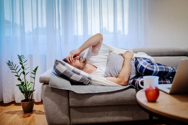 Homem Caucasiano Muito Doente Pijama Coberto Com Cobertor Deitado Sofá — Fotografia de Stock