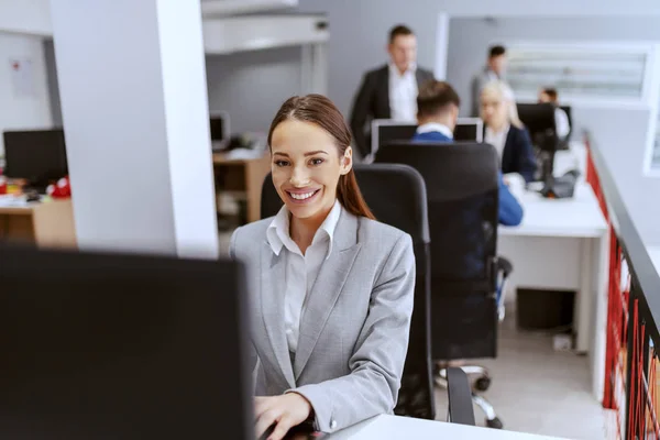 Bonita Mulher Negócios Caucasiana Positiva Uso Formal Sentado Escritório Usando — Fotografia de Stock