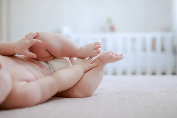 Entzückender Kaukasischer Verspielter Junge Windel Der Auf Dem Bett Liegt — Stockfoto