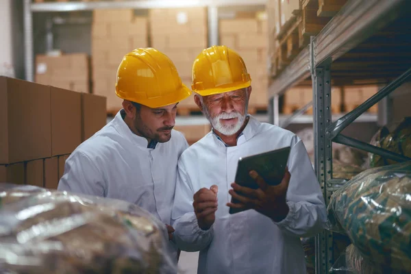 Due Operai Che Lavorano Sodo Magazzino Controllano Inventario Più Vecchio — Foto Stock