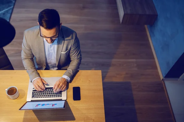 Vista Superior Hombre Negocios Caucásico Traje Gris Sentado Mesa Comedor — Foto de Stock