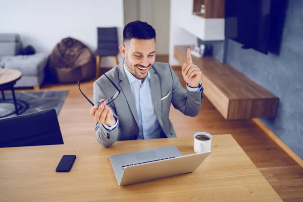 Entusiasta Hombre Negocios Sonriente Traje Gris Mirando Computadora Portátil Tener — Foto de Stock