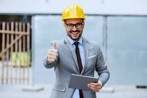 Guapo Caucásico Feliz Arquitecto Traje Gris Con Casco Amarillo Cabeza — Foto de Stock