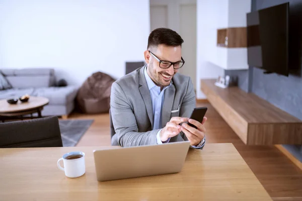 Aantrekkelijke Kaukasische Lachende Zakenman Pak Met Behulp Van Slimme Telefoon — Stockfoto