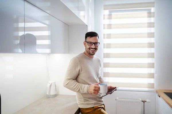 Ein Fröhlicher Attraktiver Kaukasischer Mann Lehnt Der Küchentheke Hält Tablett — Stockfoto